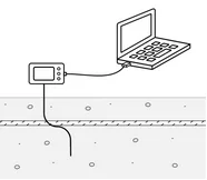 Strichzeichnung: ein Datenlogger am Bauteil wird per Kabel mit einem Notebook ausgelesen
