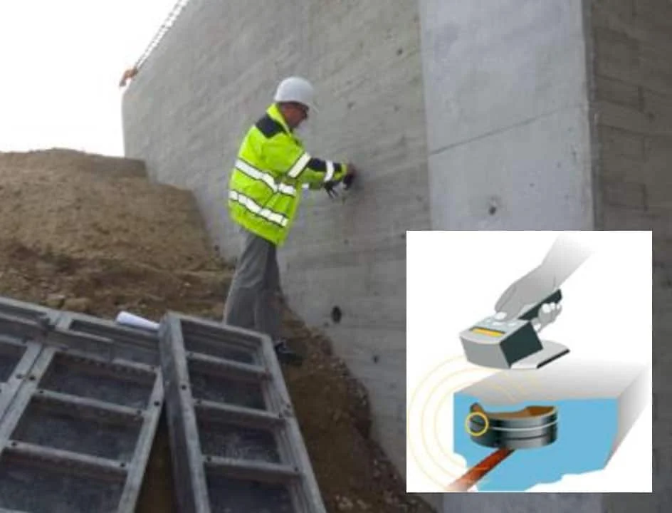 Auslesen eines Sensors am Betonbauwerk mit dem Handlesegerät, daneben eine Schemazeichnung des Auslesevorgangs