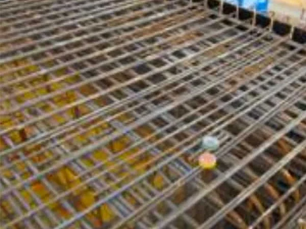 Zwei Sensoren im Bewehrungsgitter des Brückenüberbaus, vor dem Betonieren