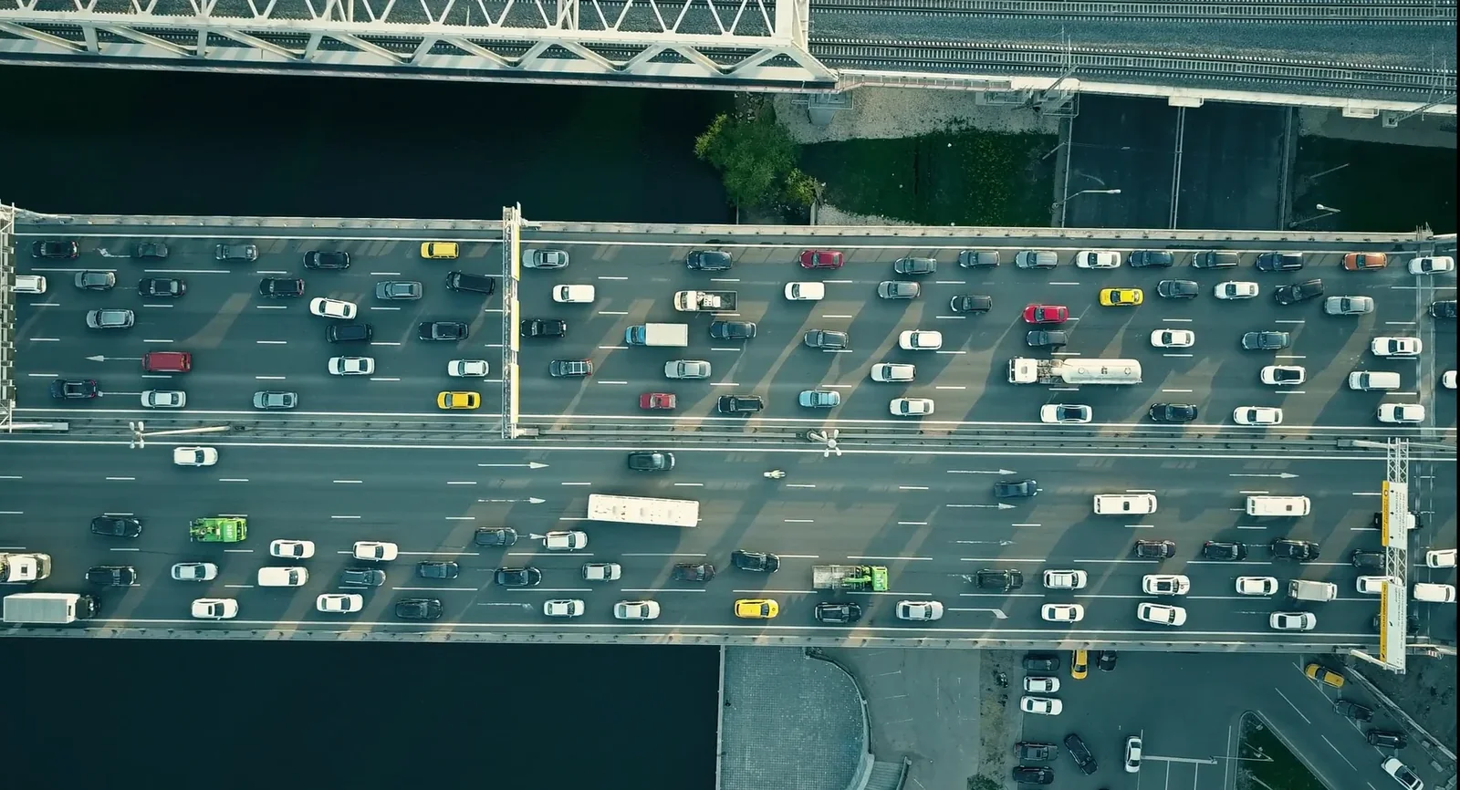 Luftaufnahme einer stark befahrenen Brücke, Bauwerk unter täglicher Verkehrslast