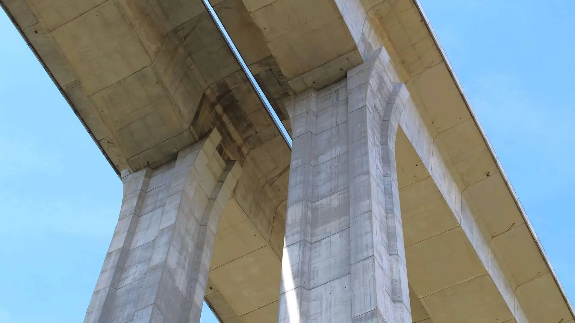 Autobahnbrücke mit funkbasiertem Brückenmonitoring