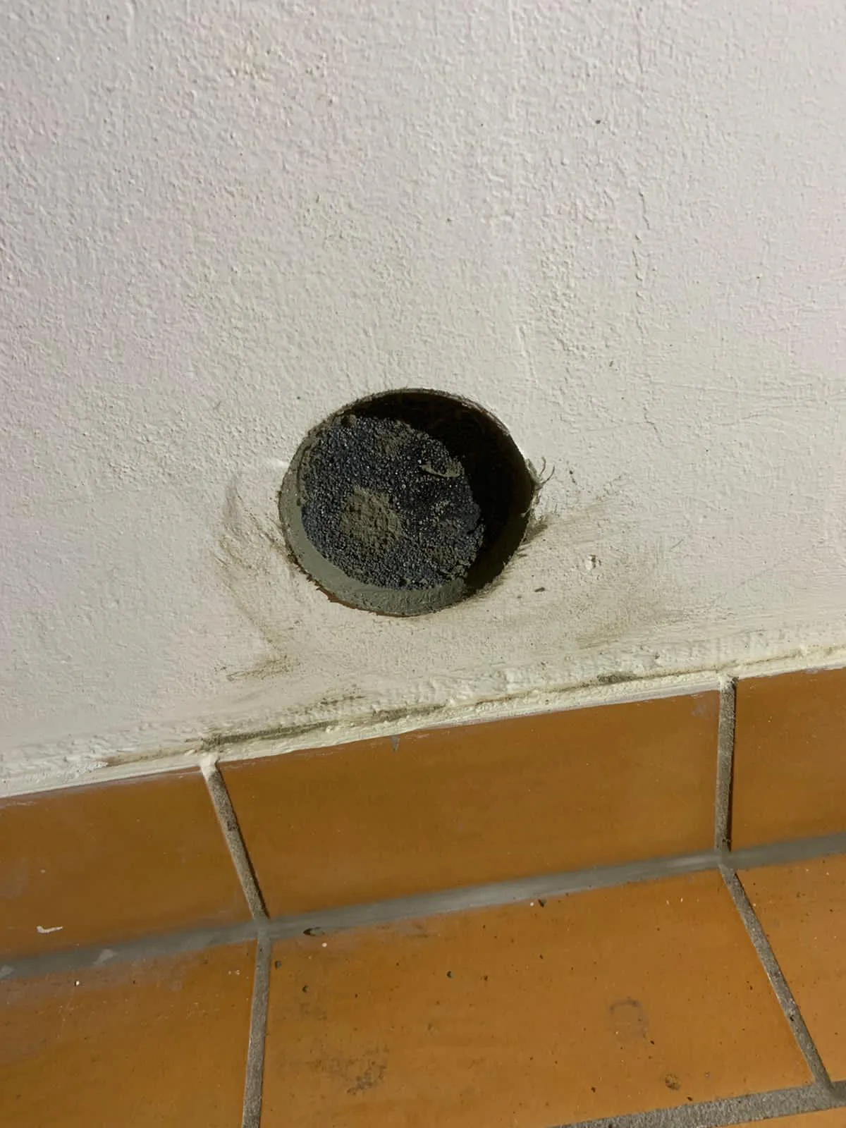 Sensor in einer Bohrung an einem Bauteil im Bestand, Nahaufnahme