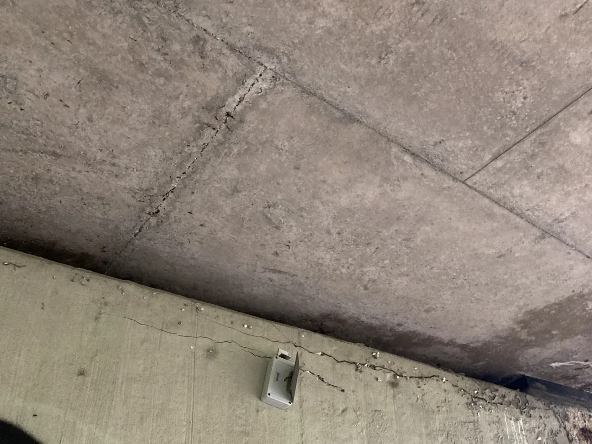 Messstelle am Betonträger unter einer Brücke in Ulm