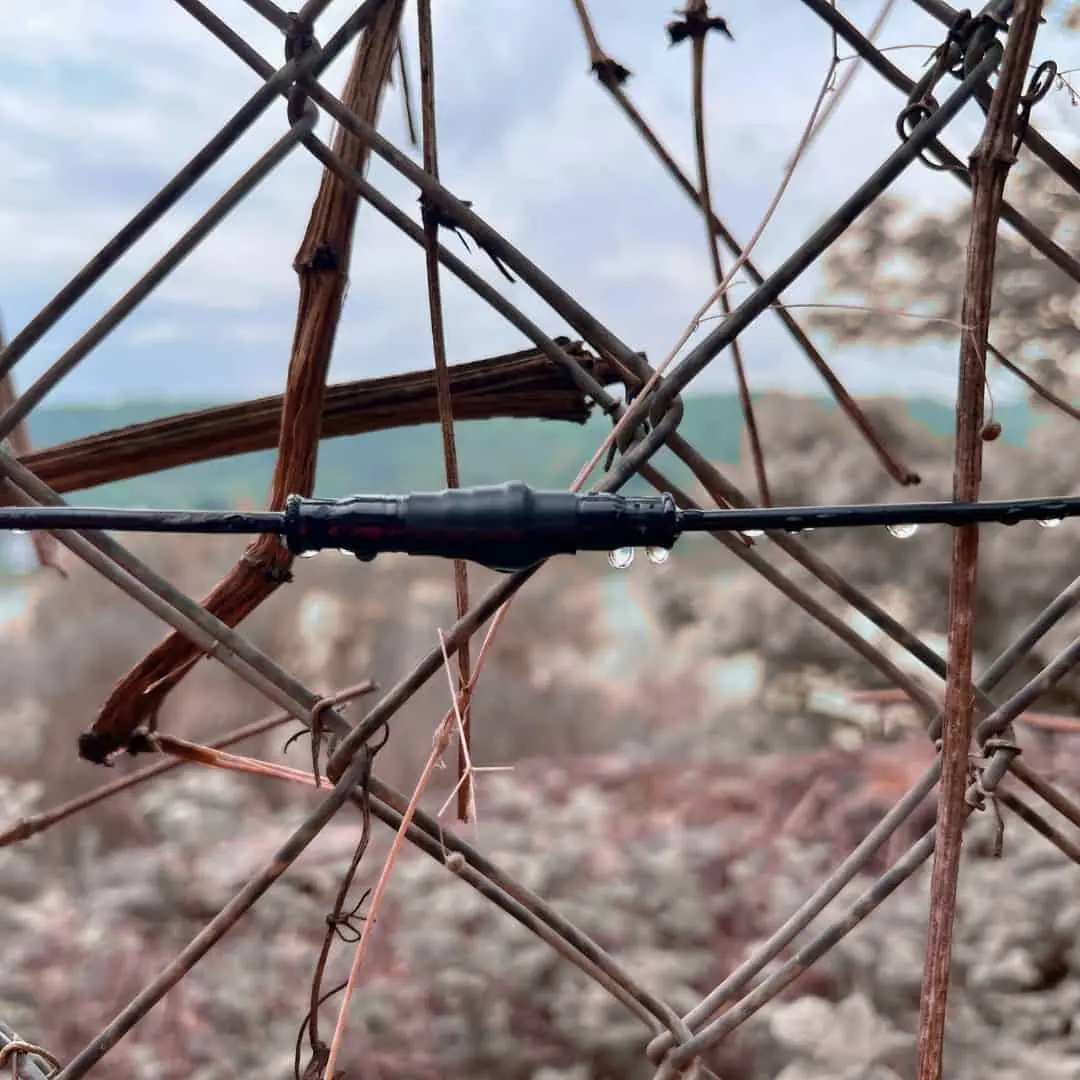 Sensorleitung am Drahtseilnetz eines Auffangzauns zur Erfassung von Verformung
