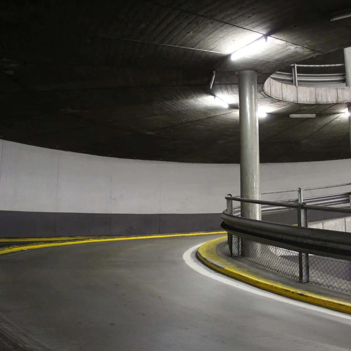 Rampe und Parkdeck einer Tiefgarage bei der Instandsetzung