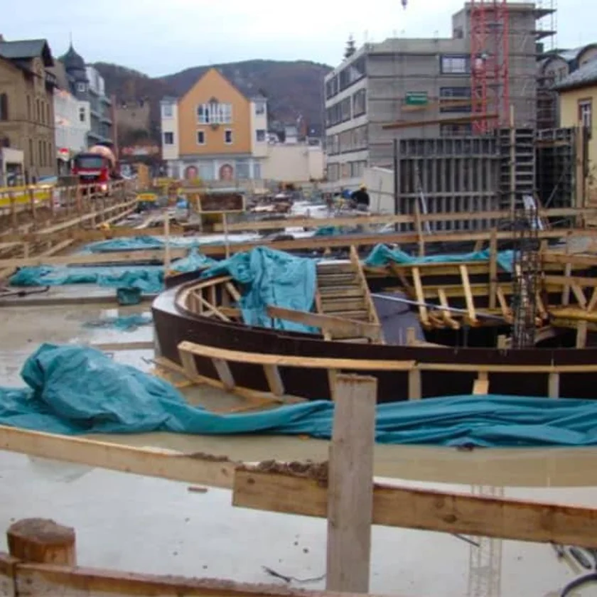 Baustelle eines Parkhaus-Neubaus mit Schalung und Bewehrung