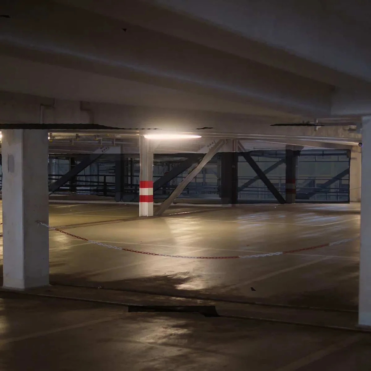 Leeres Parkdeck eines neu gebauten Parkhauses mit Stützen