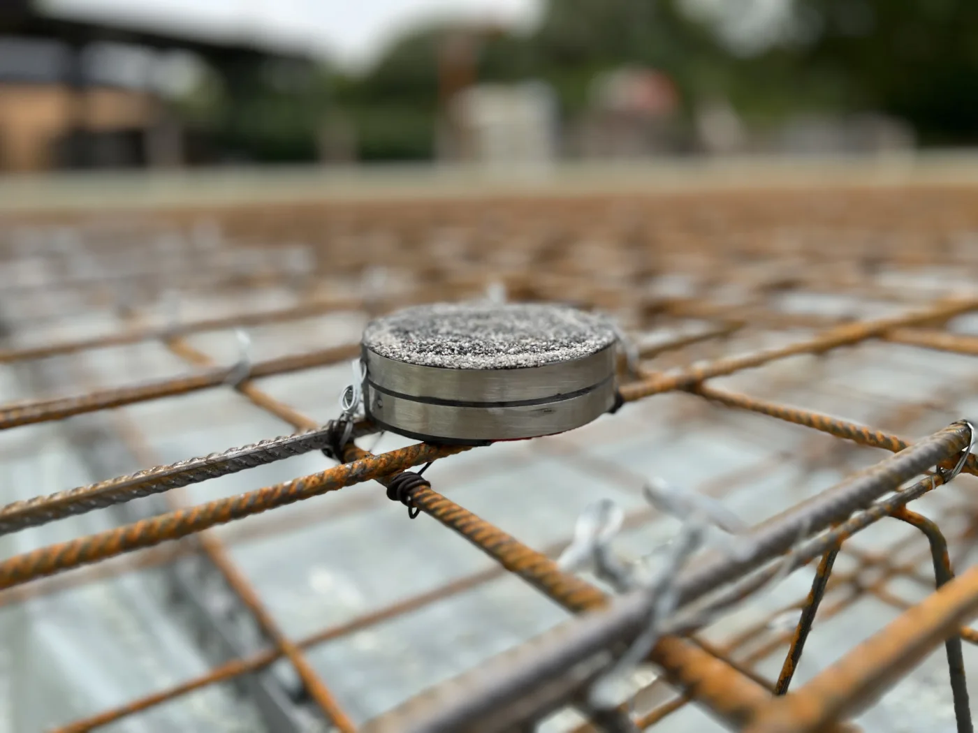 Sensor an der Bewehrung eines Betonbauwerks vor dem Betonieren