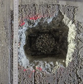 Eingebauter Sensor in einem Bohrloch neben der Bewehrung