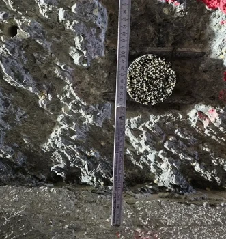 Eingebauter Sensor in einem Bohrloch auf dunklem Untergrund