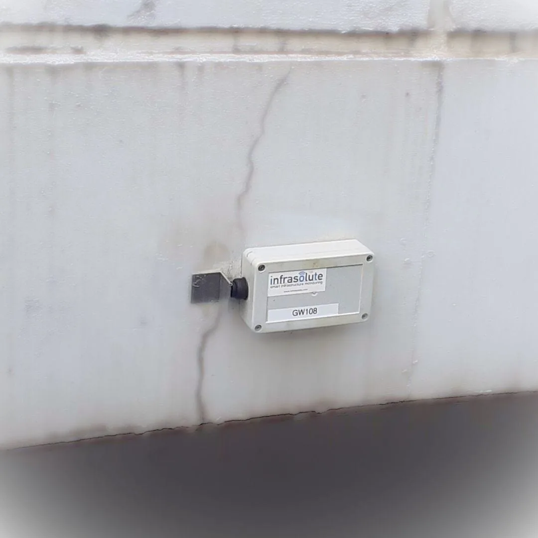 Funkbasierter Risssensor zur Überwachung von Rampen und Decken in einer Tiefgarage