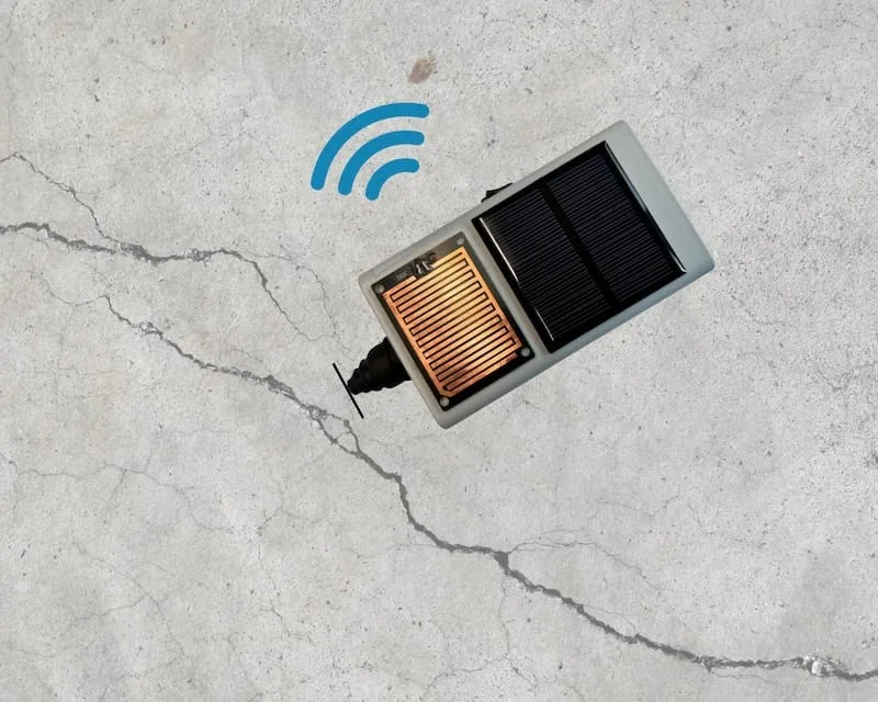 Risssensor zur Überwachung von Rissbreiten an der Nachbarbebauung
