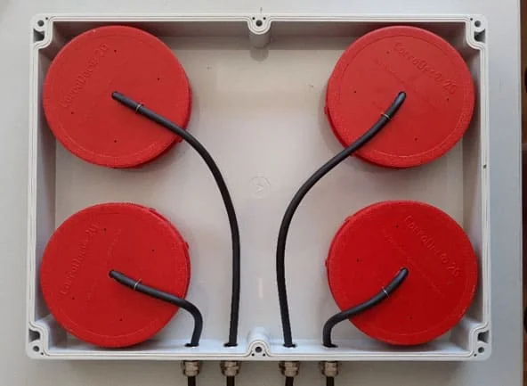 Geöffnetes Gateway-Gehäuse mit vier CorroDec 2G Sensoren und abgesetzten Antennen