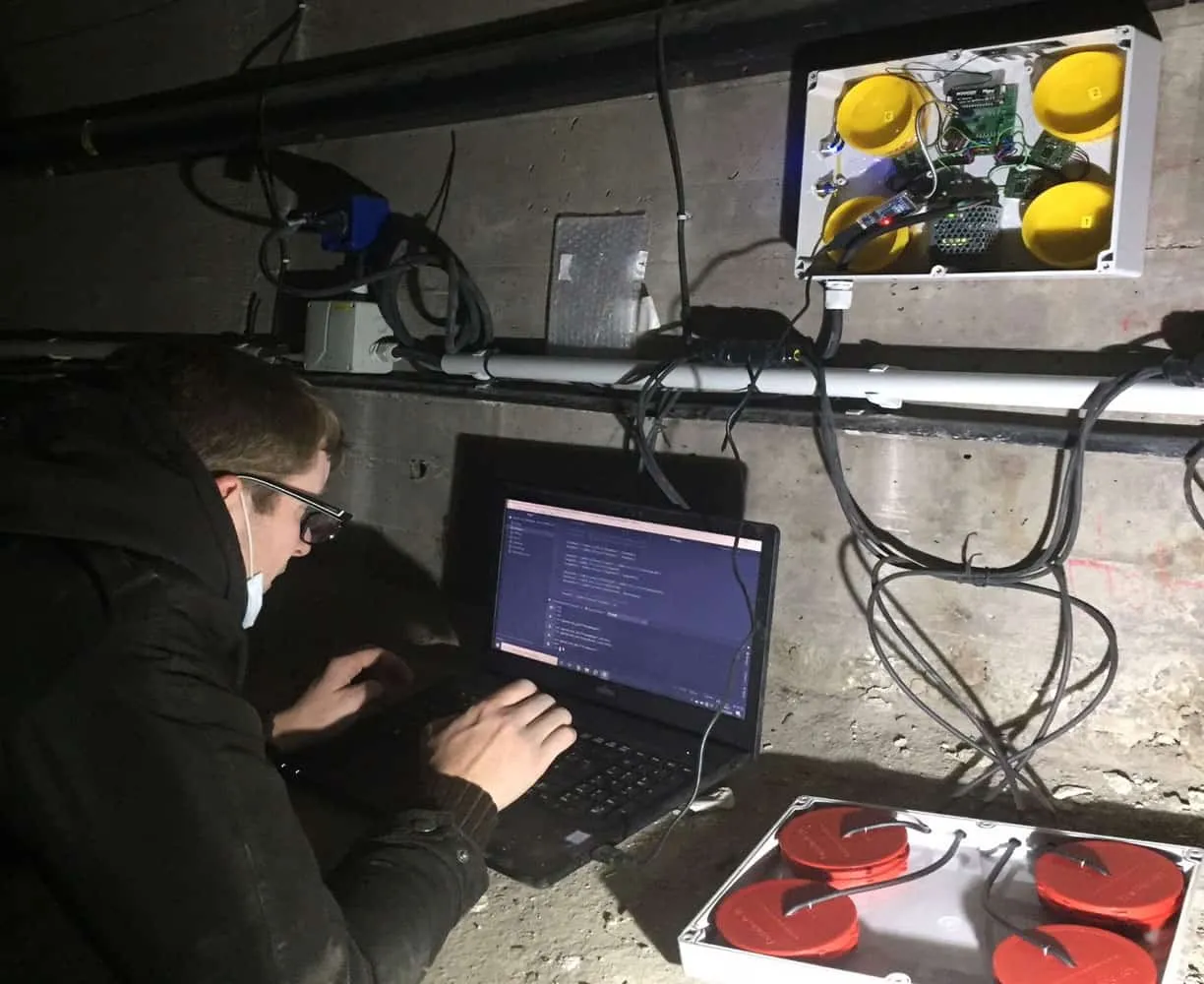 Auslesepunkte am Brückenbauwerk, daneben die Inbetriebnahme des Kommunikationspunkts