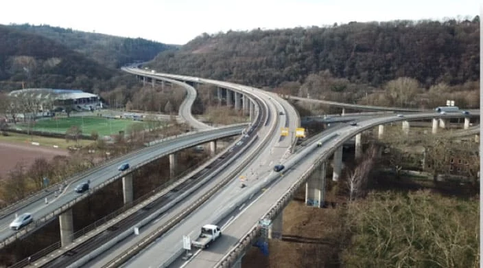 Luftbild der Südbrücke Koblenz mit Fahrbahnen und Pfeilern im Rheintal