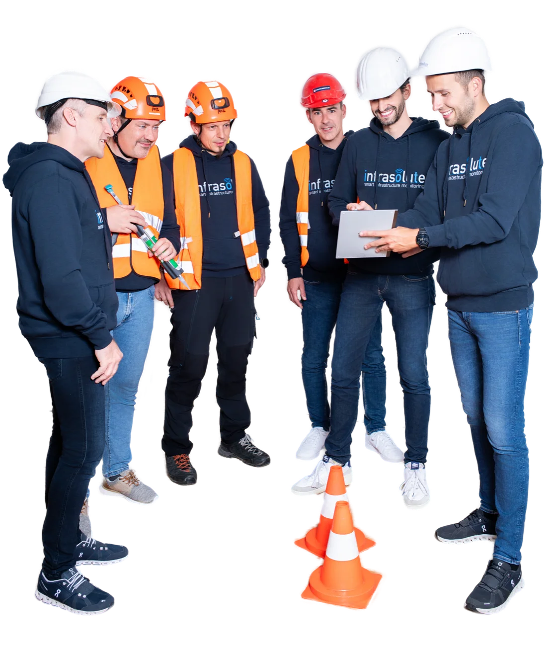 Sechs Mitarbeiter von Infrasolute mit Helm und Warnweste besprechen Messwerte auf einem Tablet