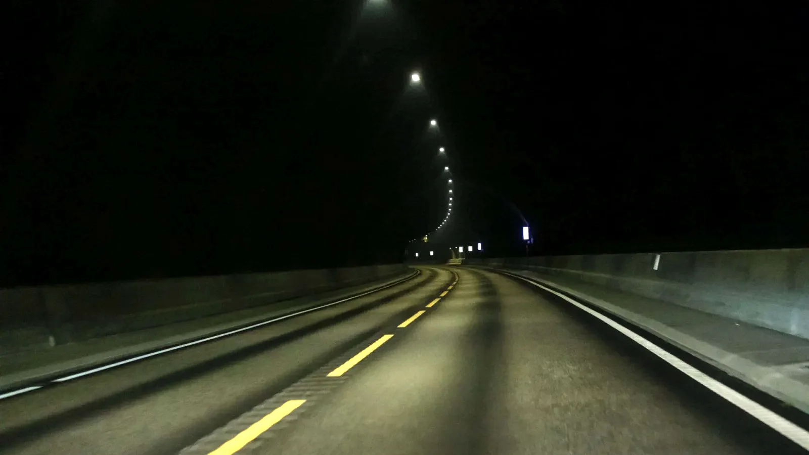 Fahrbahn in einem Autobahntunnel mit Beleuchtung